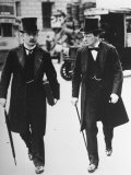 David Lloyd George and Winston Churchill Walking Together, Both Wearing Top Hats and Waistcoats Reproduction photographique sur papier de qualité