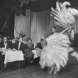 Les clients du cabaret de Sally Rand admirent une danseuse dans le célèbre numéro de "l'éventail de minuit" Reproduction photographique sur papier de qualité par Charles E. Steinheimer