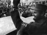 Victorious Rebel Leader Fidel Castro Being Cheered by Crowds on Victorious March to Havana Reproduction photographique sur papier de qualité par Grey Villet