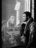 Boxer Muhammad Ali Taunting Boxer Joe Frazier During Training for Their Fight プレミアム写真プリント - ジョン・シアラー Boxer Muhammad Ali Taunting Boxer Joe Frazier During Training for Their Fight プレミアム写真プリント - ジョン・シアラー
