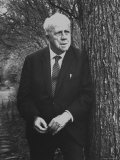Robert Frost Leaning Against Tree on Campus of Amherst College Where He is a Professor of English Reproduction photographique sur papier de qualité par Gordon Parks