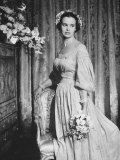 Gloria Vanderbilt Posing in 1830 Beige Wedding Gown of French Linen After Exchanging Vows Reproduction photographique sur papier de qualité par Gordon Parks
