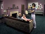 Frank Zappa with Parents: Francis and Rosemary in Frank's Home Lámina fotográfica de primera calidad por John Olson Frank Zappa with Parents: Francis and Rosemary in Frank's Home Lámina fotográfica de primera calidad por John Olson