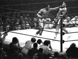 Joe Frazier Vs. Mohammed Ali at Madison Square Garden Reproduction photographique sur papier de qualité par John Shearer