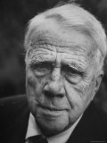 Poet Robert Frost on Campus of Amherst College Where He is a Professor of English Reproduction photographique sur papier de qualité par Gordon Parks