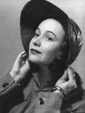 Teresa Wright Dressed for Role in Alfred Hitchcock Film Shadow of a Doubt Reproduction photographique sur papier de qualité par Gjon Mili