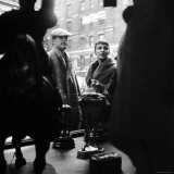 Married Actors Paul Newman and Joanne Woodward Window Shopping Reproduction photographique sur papier de qualité par Gordon Parks