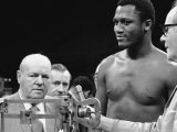 Joe Frazier at the Weigh in for His Fight Against Muhammad Ali Fototryk i høj kvalitet af John Shearer Joe Frazier at the Weigh in for His Fight Against Muhammad Ali Fototryk i høj kvalitet af John Shearer