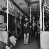 Activist Folk Musician Woody Guthrie Playing for a Subway Car of New Yorkers Lámina fotográfica de primera calidad por Eric Schaal