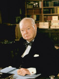 British Politician Sir Winston Churchill, Formal Portrait at Desk Reproduction photographique sur papier de qualité par Carl Mydans