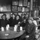 Woody Guthrie Playing and Singing for Patrons of Mcsorley's Bar Premium-Fotodruck von Eric Schaal