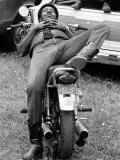 African American Man Relaxing on His Motocycle During Motorcycle Races near Detroit, Michigan Fototryk i høj kvalitet af John Shearer