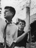 Bobby Kennedy, Chief Counsel of Sen. Comm. on Labor and Management, with Bro, Ma Sen. John Kennedy Photographie par Paul Schutzer