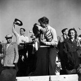 Texas University Students Kissing After a Close Football Victory over Southern Methodist University Lámina fotográfica por Joe Scherschel Texas University Students Kissing After a Close Football Victory over Southern Methodist University Lámina fotográfica por Joe Scherschel