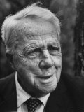 Poet Robert Frost on Campus of Amherst College Where He is a Professor of English Reproduction photographique sur papier de qualité par Gordon Parks