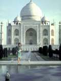 First Lady Jackie Kennedy Standing by Reflecting Pool in Front of Taj Mahal During Visit to India Photographie par Art Rickerby