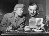Ernest Hemingway and Janet Flanner Lámina fotográfica de primera calidad por David Scherman
