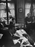 Jean Paul Sartre, Simone de Beauvoir and Saul Steinberg at Sartre's Home in Paris Lámina fotográfica de primera calidad por Gjon Mili Jean Paul Sartre, Simone de Beauvoir and Saul Steinberg at Sartre's Home in Paris Lámina fotográfica de primera calidad por Gjon Mili