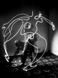 Multiple Exposure of Artist Pablo Picasso Using Flashlight to Make Light Drawing of a Figure Lámina fotográfica de primera calidad por Gjon Mili Multiple Exposure of Artist Pablo Picasso Using Flashlight to Make Light Drawing of a Figure Lámina fotográfica de primera calidad por Gjon Mili