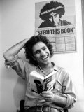 Yippie Leader Abbie Hoffman Holding Copy of His Book Fototryk i høj kvalitet af John Shearer