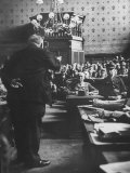 Edouard Herriot Pointing an Accusing Finger at Henri P. Petain During Petain's Trial for Treason Lámina fotográfica de primera calidad por David Scherman