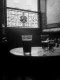 Half Empty Glasses of Beer Left on Table in the Blue Lion Pub in Dublin Lámina fotográfica por Gjon Mili Half Empty Glasses of Beer Left on Table in the Blue Lion Pub in Dublin Lámina fotográfica por Gjon Mili