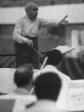 Conductor Arturo Toscanini, Singing and Shouting Instructions While Rehearsing His Men in a Gym Lámina fotográfica de primera calidad por Joe Scherschel Conductor Arturo Toscanini, Singing and Shouting Instructions While Rehearsing His Men in a Gym Lámina fotográfica de primera calidad por Joe Scherschel