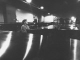 Canadian Pianist Glenn Gould Singing at Columbia Recording Studio Reproduction photographique sur papier de qualité par Gordon Parks