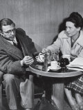 Philosopher Writer Jean Paul Sartre and Simone de Beauvoir Taking Tea Together Lámina fotográfica de primera calidad por David Scherman
