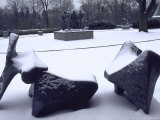 Three Piece Reclining Figure No. 2 Photographie par Henry Moore