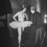 Ballerina Margot Fonteyn Standing in Wings Prepares for Reopening Covent Garden Royal Opera House Lámina fotográfica de primera calidad por David Scherman