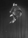 Olympic Figure Skating Champion Dick Button Skating Reproduction photographique sur papier de qualité par Gjon Mili