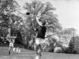 Robert F Kennedy and Family Outside Playing Football with His Brother Senator John F. Kennedy Lámina fotográfica por Paul Schutzer Robert F Kennedy and Family Outside Playing Football with His Brother Senator John F. Kennedy Lámina fotográfica por Paul Schutzer