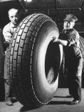 Workers with Truck Tires at Us Rubber Plant Fotografie-Druck von Andreas Feininger