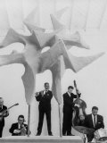 Jazz Drummer Chico Hamilton Playing with Band Behind Sculpture Called "Counterpoints" Reproduction photographique sur papier de qualité par Gordon Parks