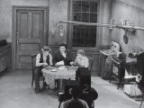 Jackie Gleason, Art Carney and Audrey Meadows in Cramden Apartment, Eating, on "The Honeymooners" Reproduction photographique sur papier de qualité par Michael Rougier