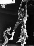 University of Kansas Basketball Star Wilt Chamberlain Playing in a Game Reproduction photographique sur papier de qualité par George Silk