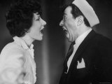 Comedy Team Betty Comden and Adolf Green in, "A Party with Betty Comden and Adolf Green." Reproduction photographique sur papier de qualité par Gordon Parks