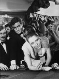 Diana Rigg and George Lazenby on Location for Her Majesty's Secret Service Lámina fotográfica de primera calidad por Terence Spencer