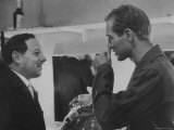 Paul Newman Talking to Playwright Tennessee Williams Reproduction photographique sur papier de qualité par Gordon Parks