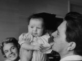 Richard Burton Holding His Daughter Reproduction photographique sur papier de qualité par Gordon Parks