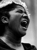 Gospel Singer Mahalia Jackson Singing at 'Prayer Pilgrimage for Freedom' Reproduction photographique sur papier de qualité par Paul Schutzer