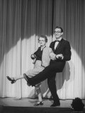 Joe Scherschel - Vaudeville Star Belle Montrose Performing in Night Club Act with Son Steve Allen Speciální fotografická reprodukce Joe Scherschel - Vaudeville Star Belle Montrose Performing in Night Club Act with Son Steve Allen Speciální fotografická reprodukce