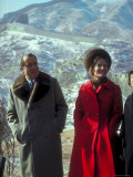 President Richard Nixon and First Lady Pat Nixon on the Great Wall of China Lámina fotográfica por John Dominis President Richard Nixon and First Lady Pat Nixon on the Great Wall of China Lámina fotográfica por John Dominis