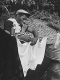 Boxer Floyd Patterson Doing Laundry at Training Quarters Near Newtown Fototryk i høj kvalitet af George Silk