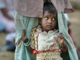 A Displaced Tamil Child Hangs to Her Father's Sarong Photographie par Gemunu Amarasinghe