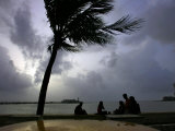 Visitors Sit by the Sea in Bombay, India, July 16, 2006 Fotografie-Druck von Gurinder Osan