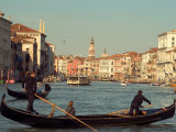 Gondoliers with Passengers in Venetian Canals, Venice, Italy Lámina fotográfica por Janis Miglavs Gondoliers with Passengers in Venetian Canals, Venice, Italy Lámina fotográfica por Janis Miglavs
