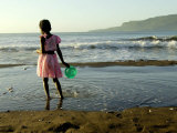 A Girl Walks on the Beach in Jacmel, Haiti, in This February 5, 2001 Photographie par Lynne Sladky