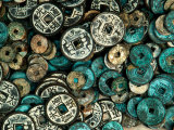 Antique Chinese Coins and Reproductions at a Street Market, Shandong Province, Jinan, China Fotografisk trykk av Bruce Behnke Antique Chinese Coins and Reproductions at a Street Market, Shandong Province, Jinan, China Fotografisk trykk av Bruce Behnke